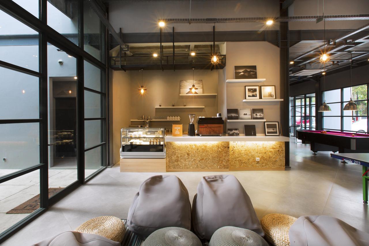 Nomad Hostel Kemang Джакарта Екстериор снимка