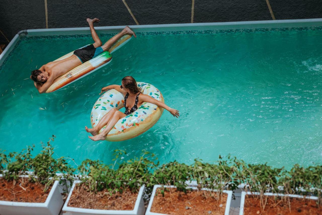 Nomad Hostel Kemang Джакарта Екстериор снимка